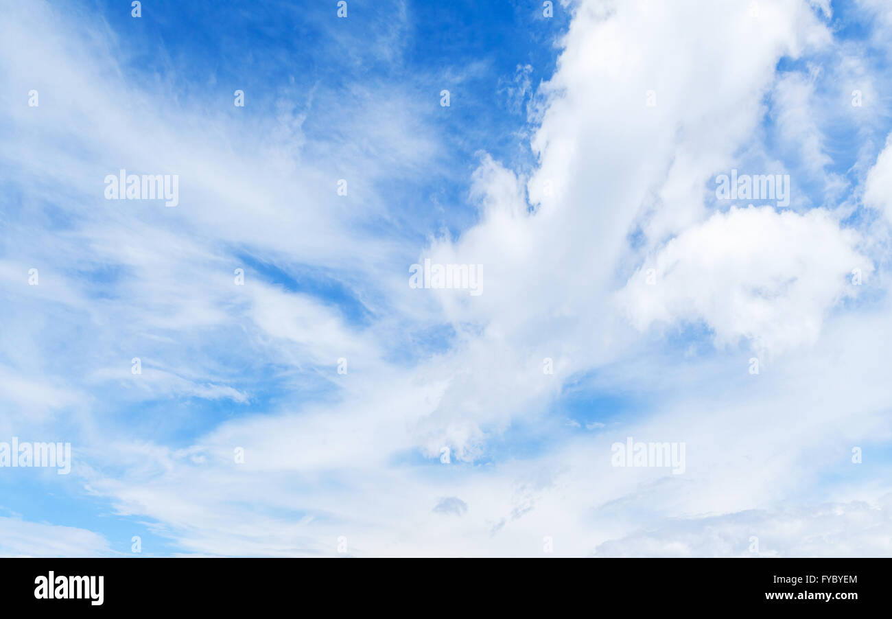 Blauer Himmel und weiße Wolken. Natürliche Hintergrundtextur Foto Stockfoto