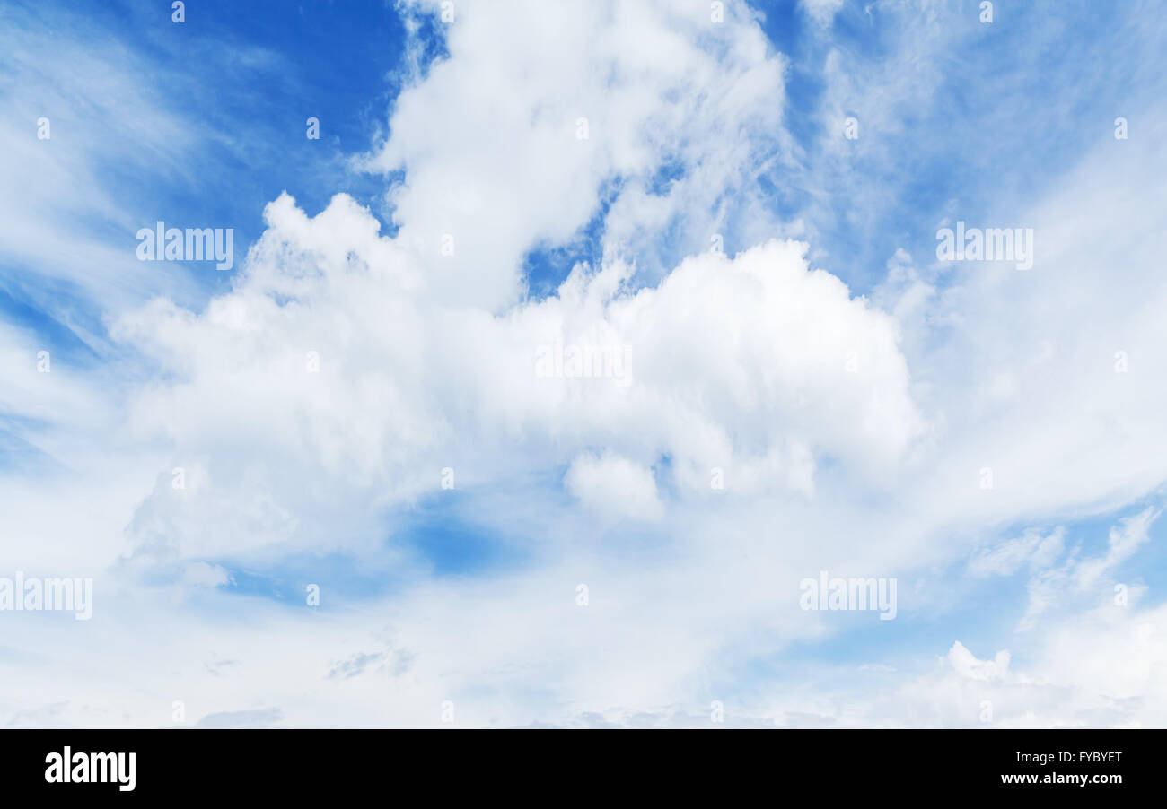 Blauer Himmel, weiße Wolken. Natürliche Hintergrundtextur Foto Stockfoto