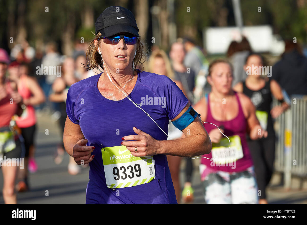 Konzentrierte sich Sportlerin im Halbmarathon der Nike Woman, San Francisco, 2015 laufen. Stockfoto