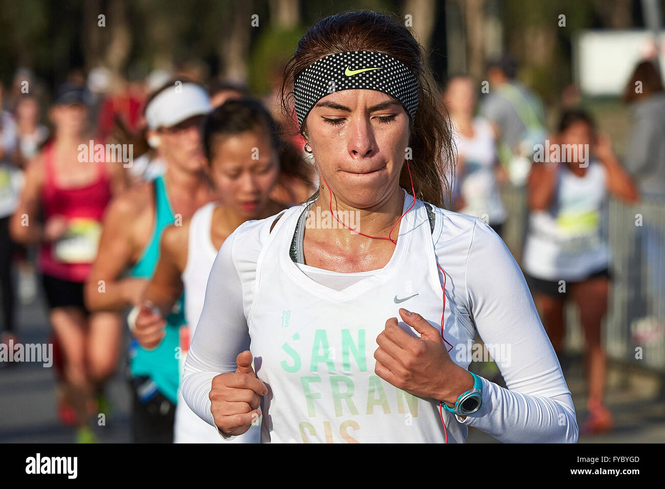 Konzentration auf eine Sportlerin im Halbmarathon der Nike Woman, San Francisco, 2015 laufen. Stockfoto