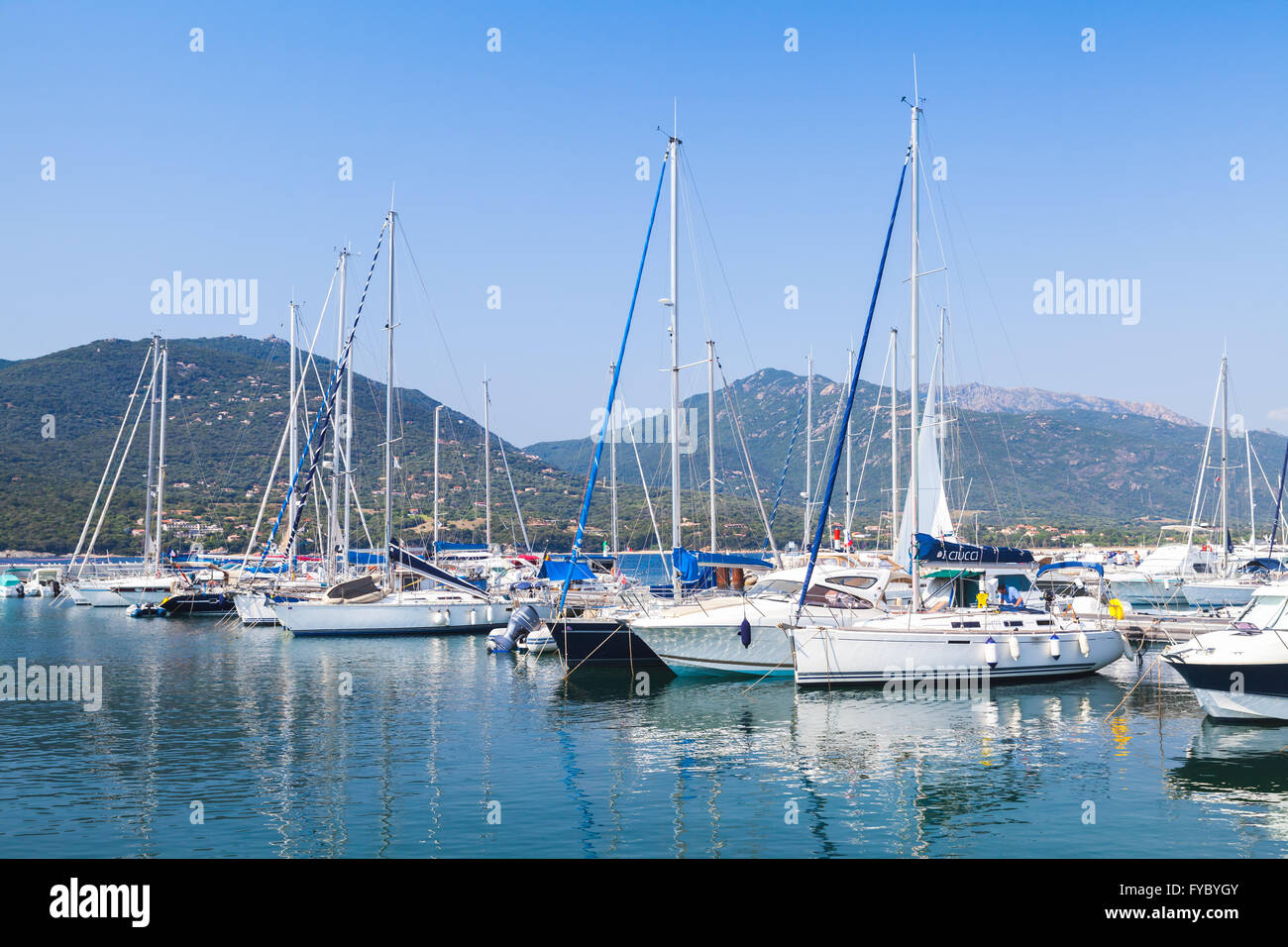 Propriano, Frankreich - 3. Juli 2015: Luxus Vergnügen Motorboote und Segelyachten vor Anker im Hafen von Propriano Ferienort Stockfoto