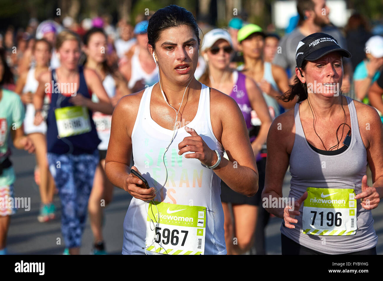 Sportlerin im Halbmarathon der Nike Woman, San Francisco, 2015 laufen. Stockfoto