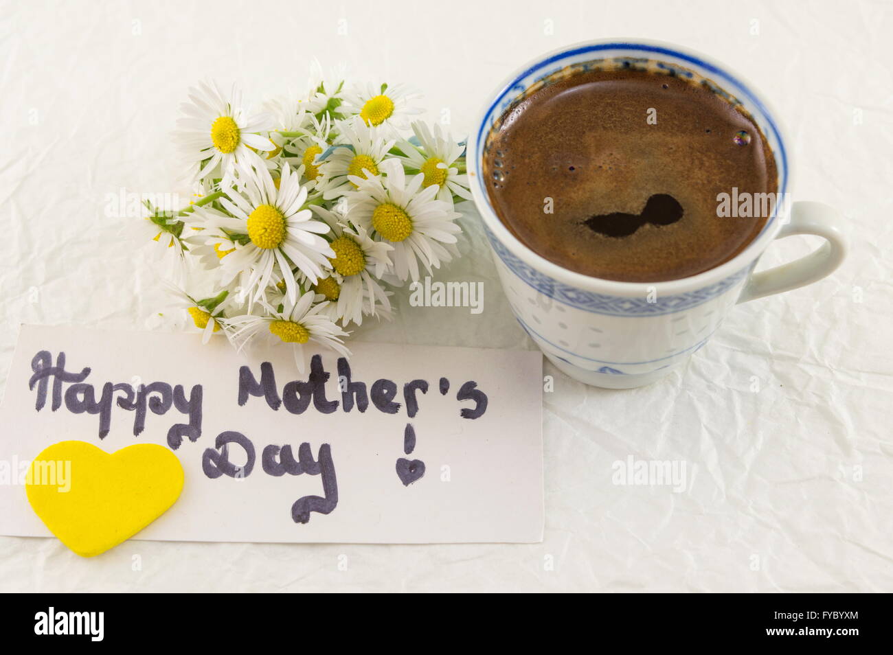 Glückliche Mütter Tag Hinweis mit Tasse Kaffee und Kamille bouquet Stockfoto