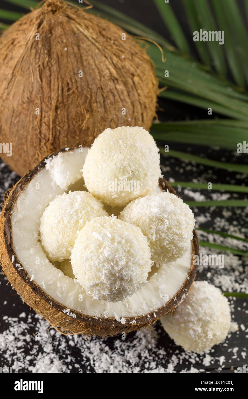 Frische Kokosnuss und Kokos Cookies auf dunklem Holz Stockfoto