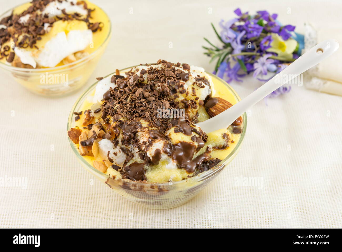 Hausgemachte cremige Desserts mit Schokolade und Mandeln Stockfoto