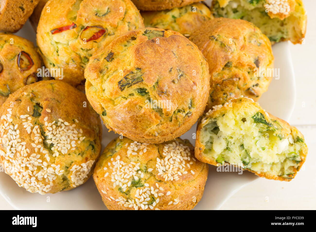 Maisbrot mit Spinat auf einem weißen Teller Stockfoto