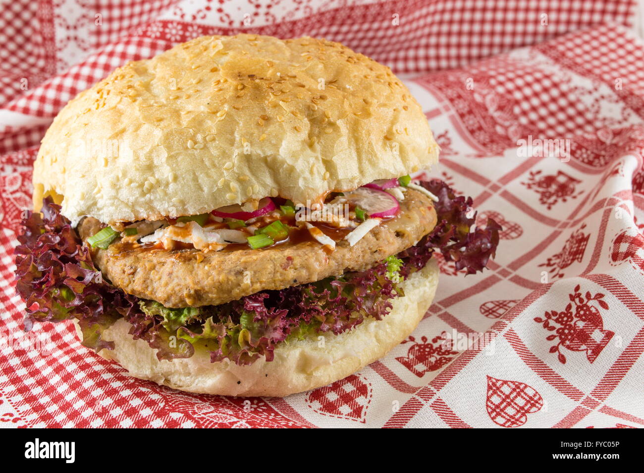 Großer Burger Sandwich mit Salat Stockfoto