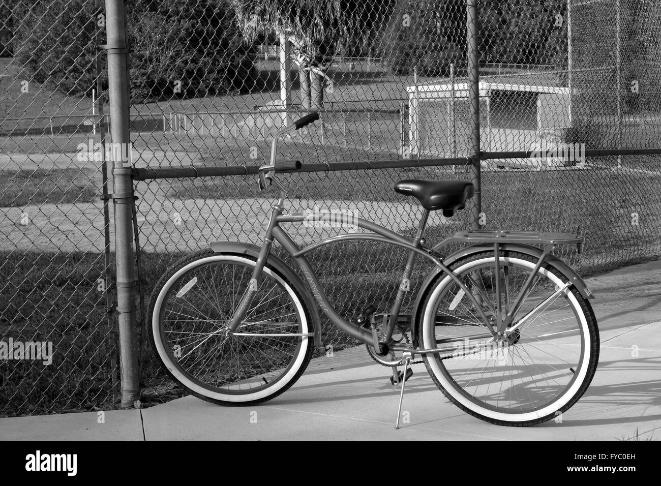 25. April 2016, klassischen Stil American Cruiser-Fahrrad geparkt vor einem Junior League Baseball Gelände & Einbaum, Florida, USA Stockfoto