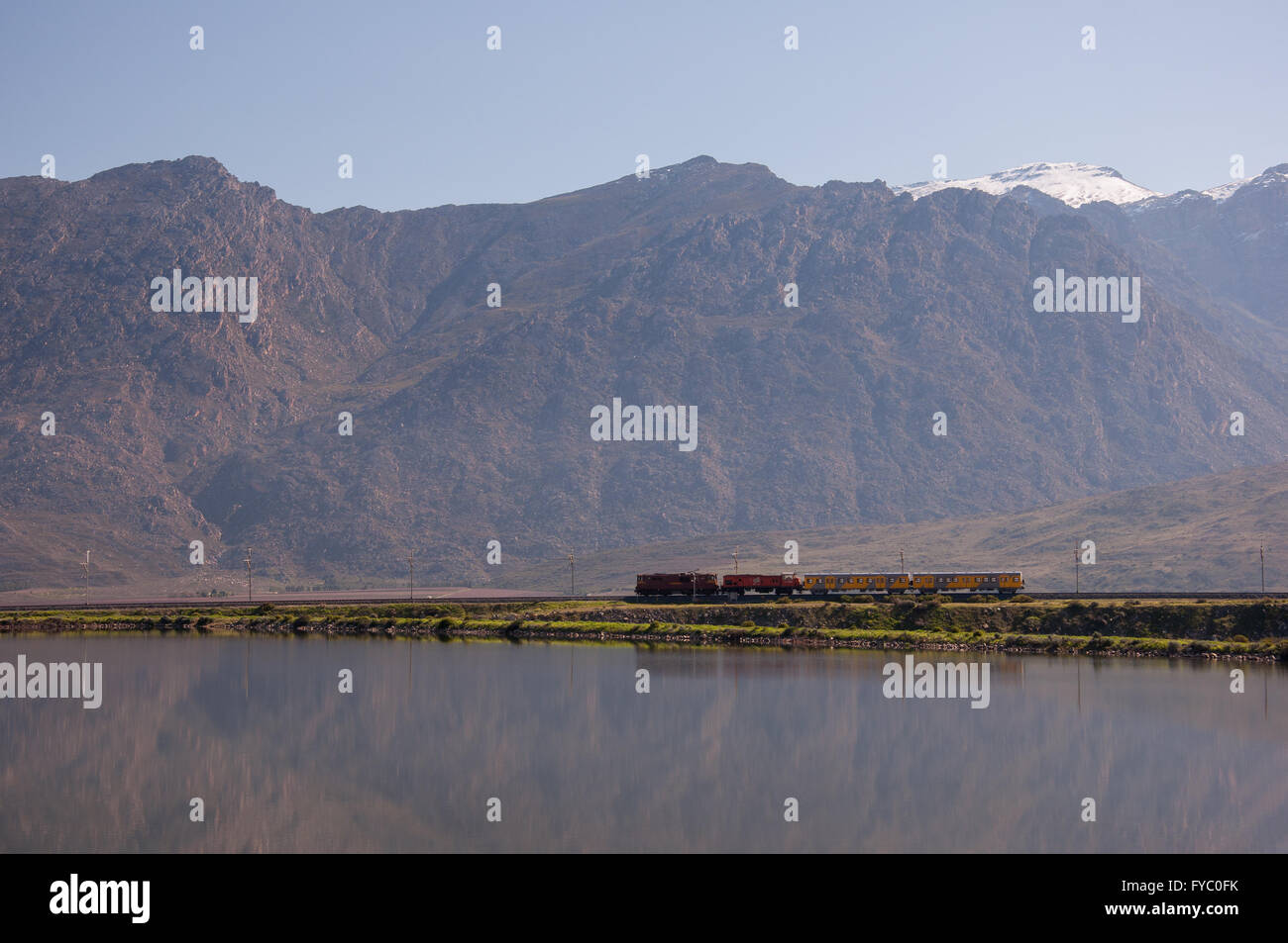 Der Zugverkehr in Richtung Süden in der Nähe von Worcester Stadt, mit mächtigen Hex River Berge im Hintergrund abzeichnen. Stockfoto