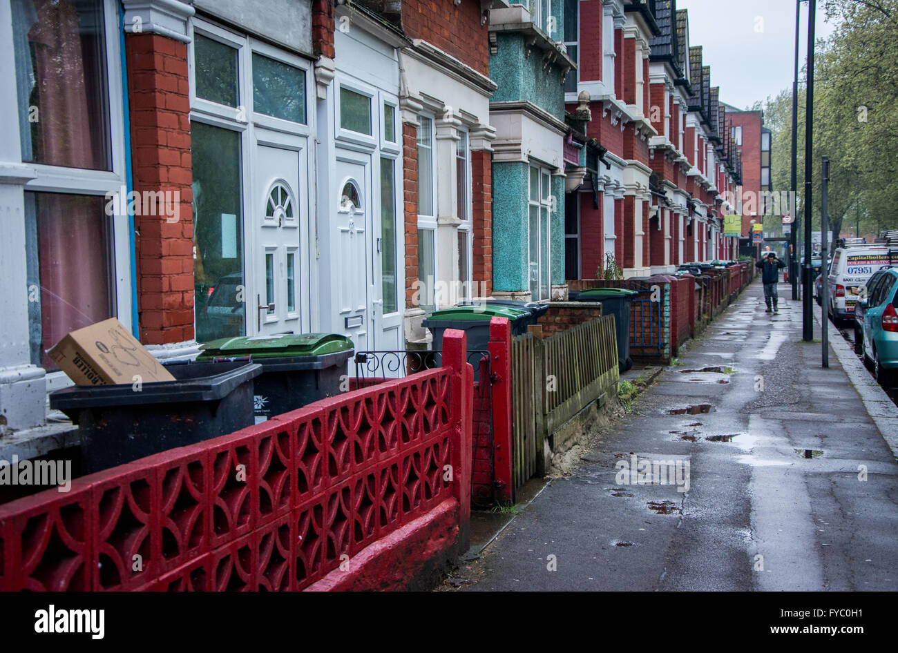 Reihenhäuser an einem regnerischen Tag, Harringay, Nord-London Stockfoto