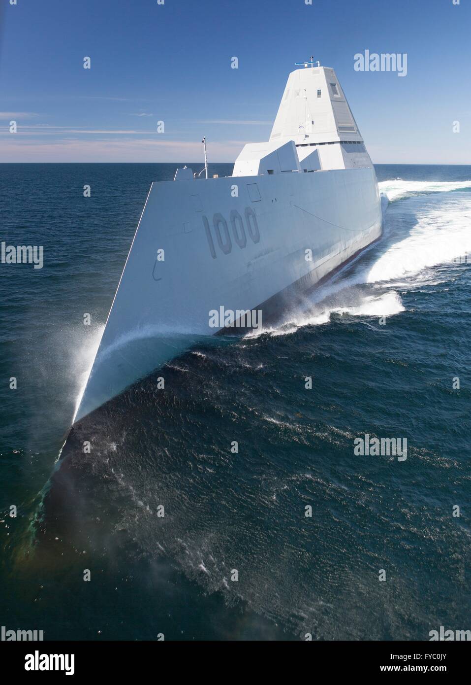 Die US Navy Zumwalt-Klasse geführte Flugkörper Zerstörer USS Zumwalt im Gange Durchführung von Tests mit der Marine Board of Inspection und Umfrage 20. April 2016 in den Atlantischen Ozean. Der neue Zerstörer kostet ca. $ 3 Milliarden pro und ist seit Jahrzehnten hinter dem Zeitplan zurück. Stockfoto