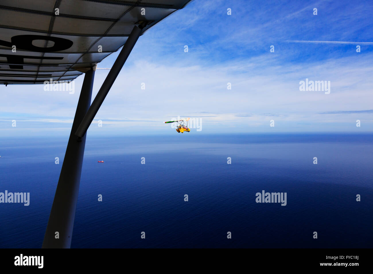 Ultraleicht fliegen in Formation über das Mittelmeer vor der Küste von Malta. Stockfoto