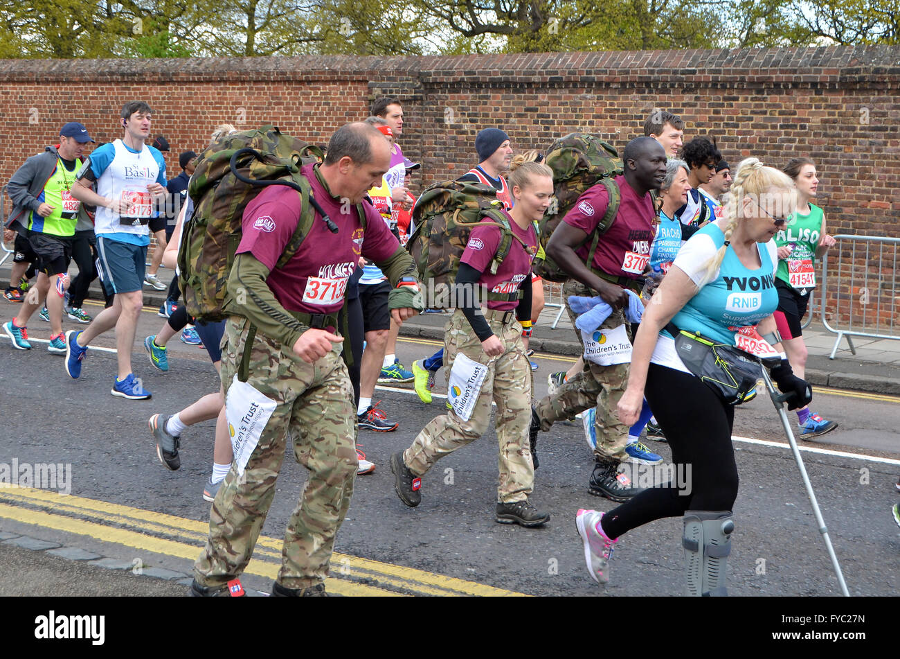 London, UK. 24. April 2016, Läufer in den Virgin London Marathon 2016 Stockfoto