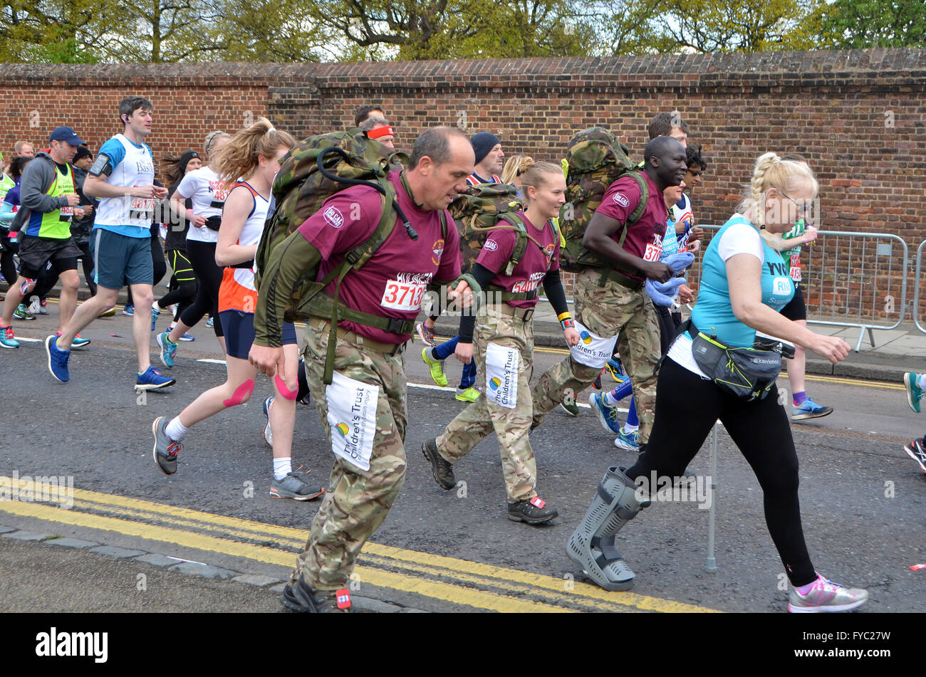 London, UK. 24. April 2016, Läufer in den Virgin London Marathon 2016 Stockfoto