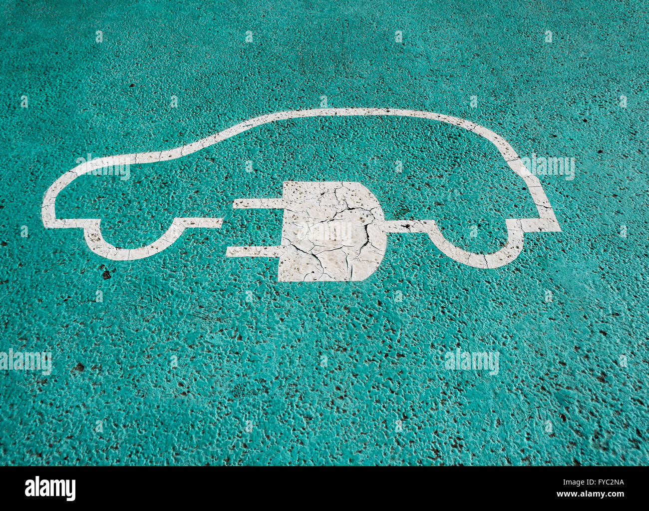 PKW-Stellplatz für ein Elektroauto Ladestation. Stockfoto