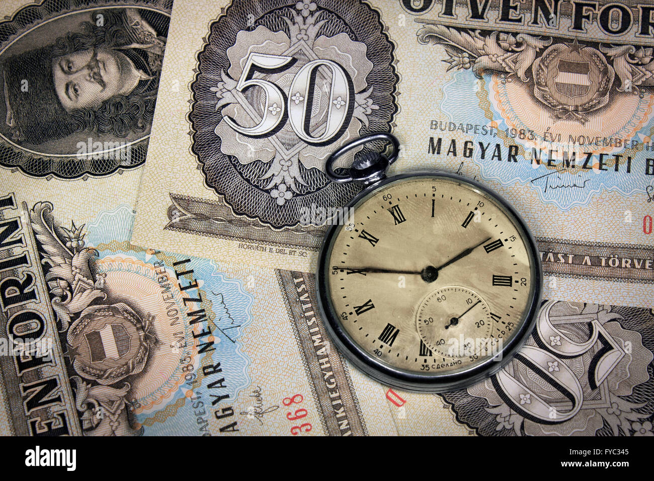 Alte ungarische Forint fünfzig Geldwert mit alten Taschenuhr Stockfoto