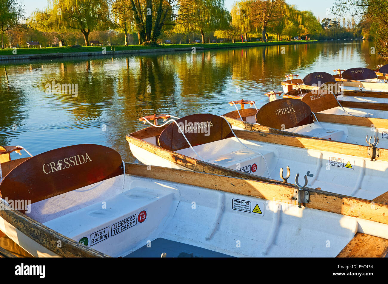 Ruderboote, benannt nach Shakesperian Zeichen auf dem Fluss Avon an einem frühen Morgen im Herzen von Stratford-upon-Avon günstig Stockfoto