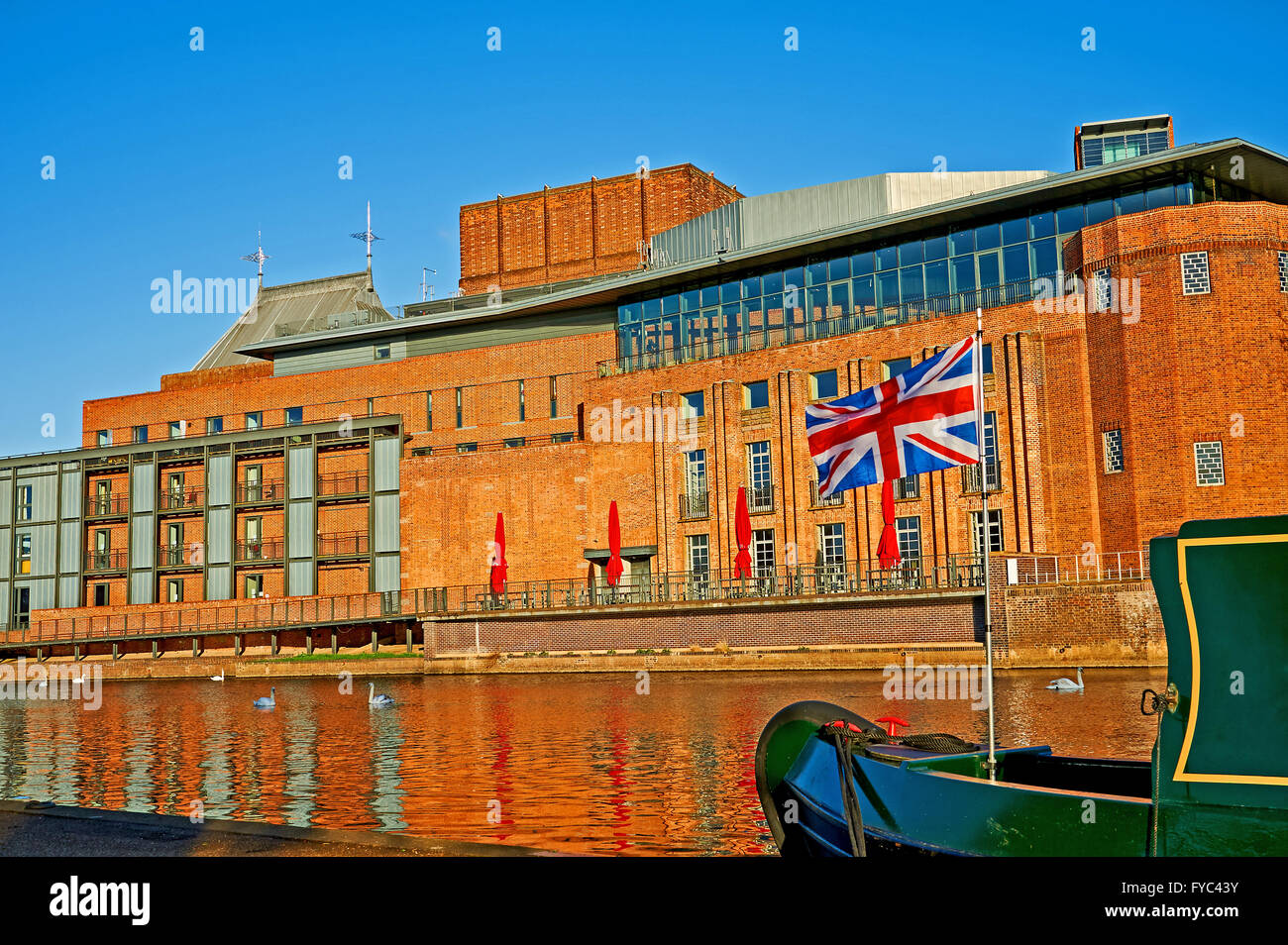 Royal Shakespeare Theatre steht neben dem Fluss Avon im Herzen von Stratford-upon-Avon in Warwickshire. Stockfoto