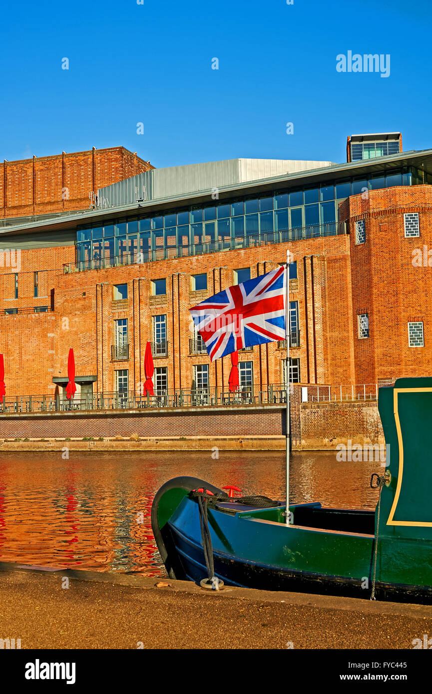 Royal Shakespeare Theatre steht neben dem Fluss Avon im Herzen von Stratford-upon-Avon in Warwickshire. Stockfoto