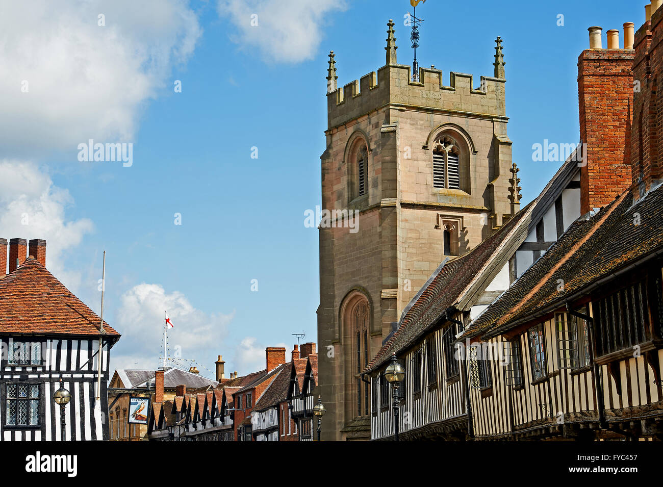 Die Gilde Kapelle und Armenhäuser im Zentrum von Stratford-upon-Avon, Warwickshire. Die Kapelle des Heiligen Kreuzes befindet sich in einem historischen Gebäude aus dem Mittelalter. Stockfoto