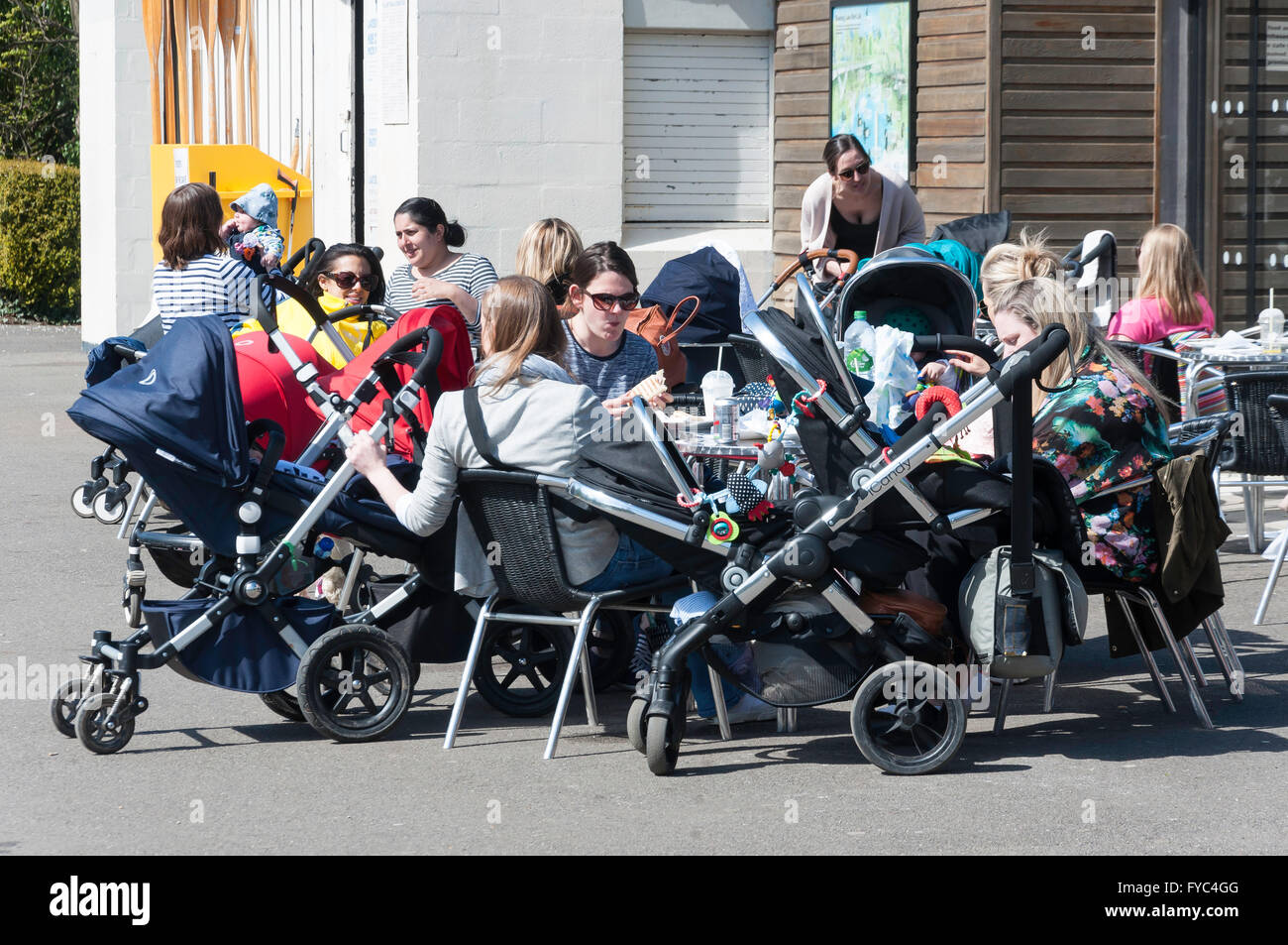 Mütter mit Kinderwagen im Lakeside Cafe, Alexandra Palace, London Borough of Haringey, Greater London, England, Vereinigtes Königreich Stockfoto