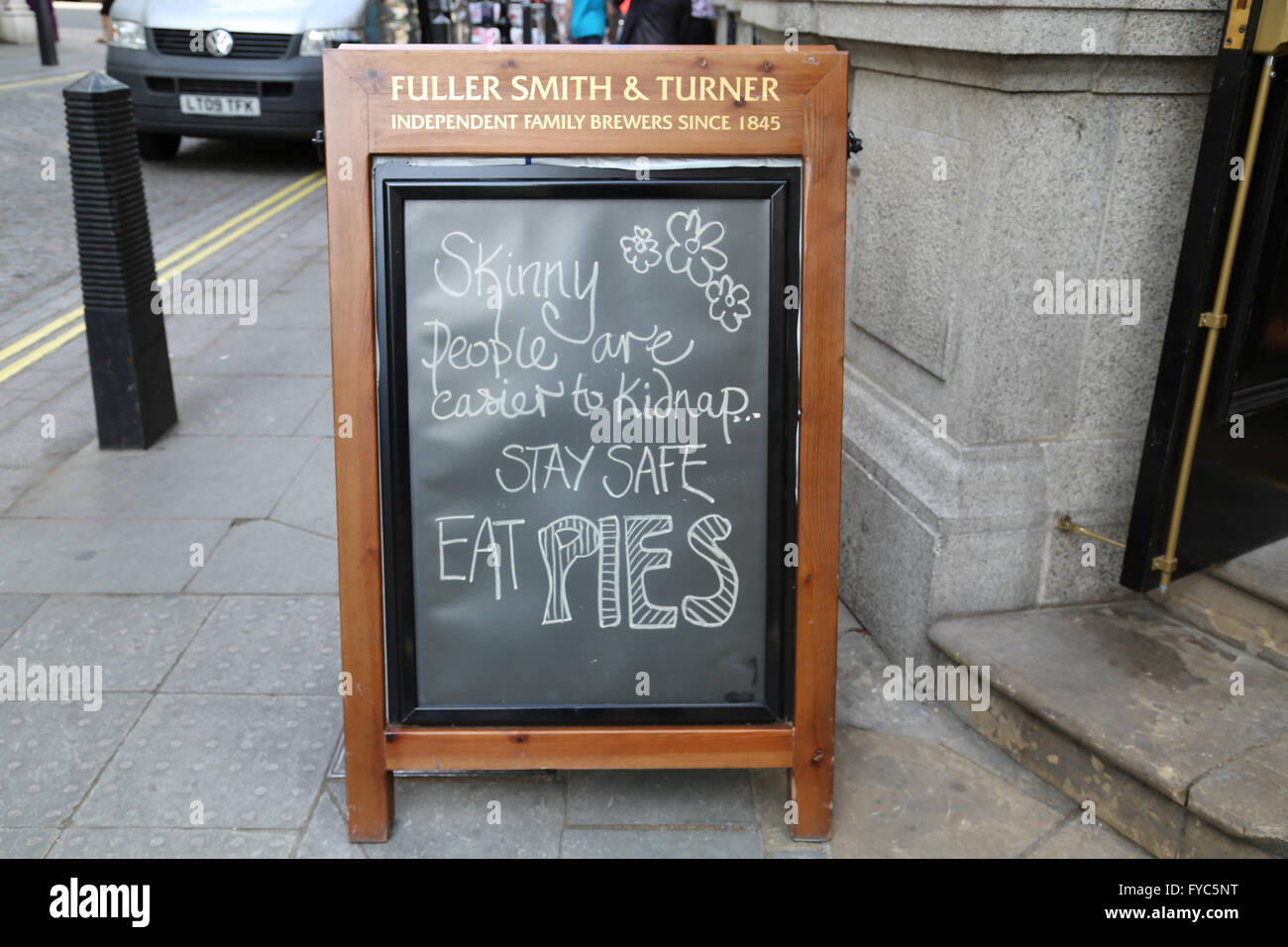 "Stay Safe essen Kuchen" Zeichen vor Fuller Smith & Turner Pub in London. Stockfoto