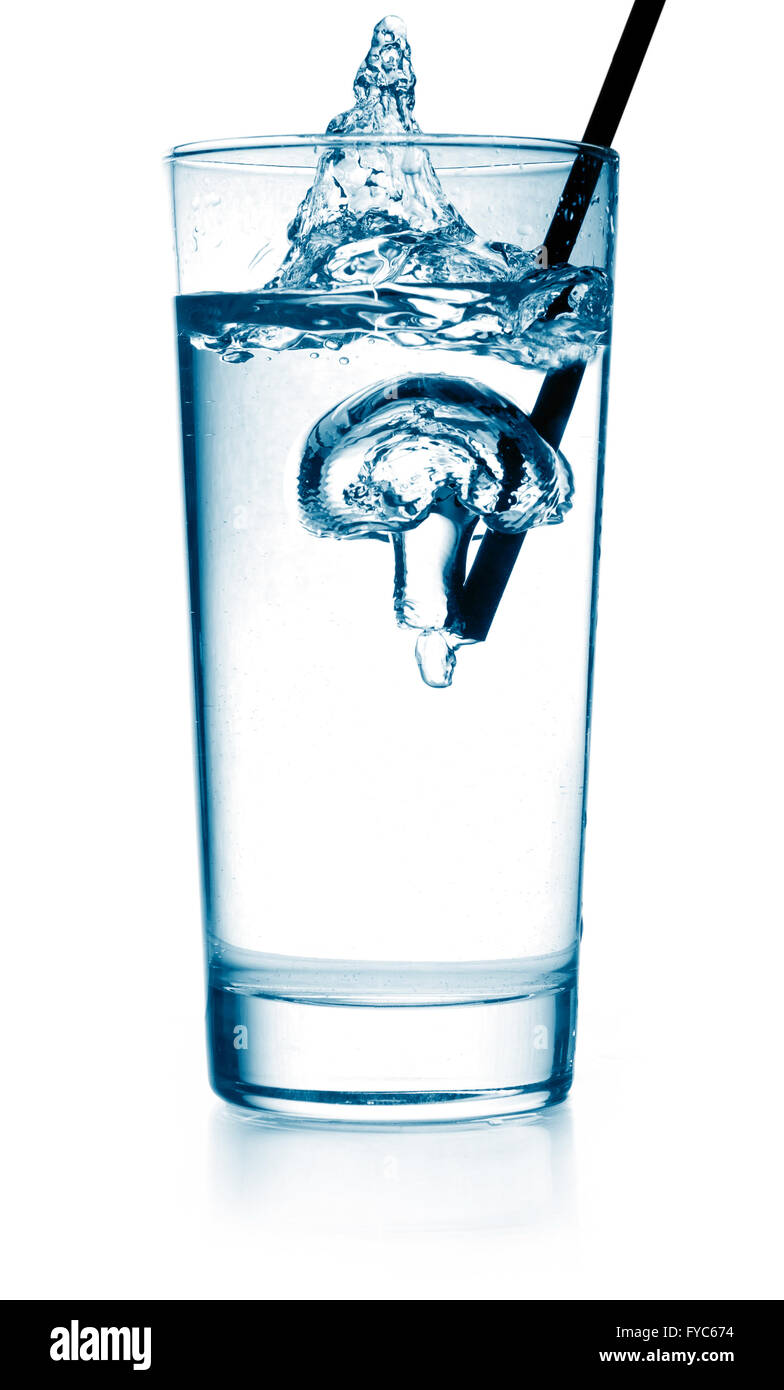 Luftblasen in einem Glas Wasser isoliert auf weiss Stockfoto
