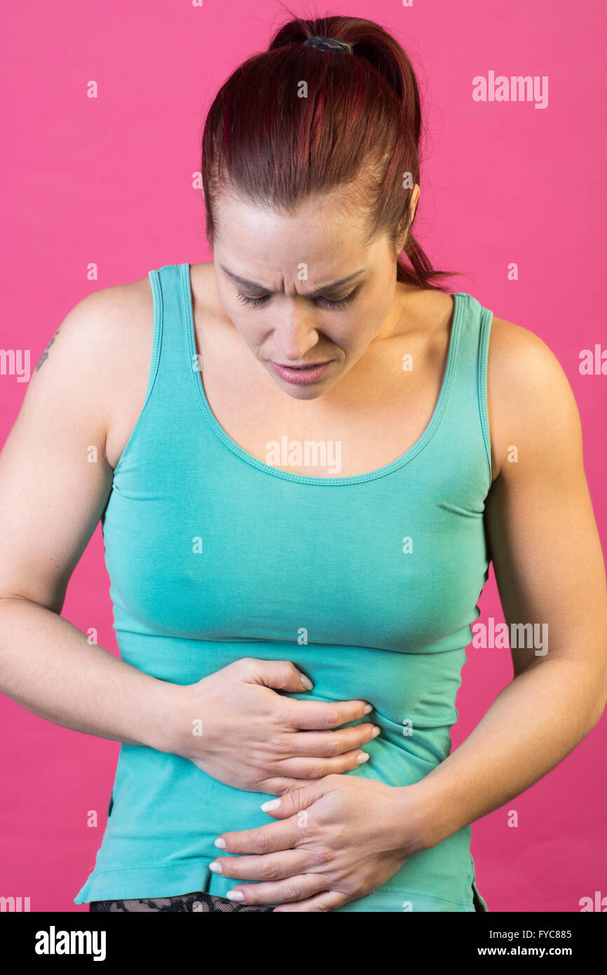 Frau die Hände auf den Bauch Schmerzen Stockfoto