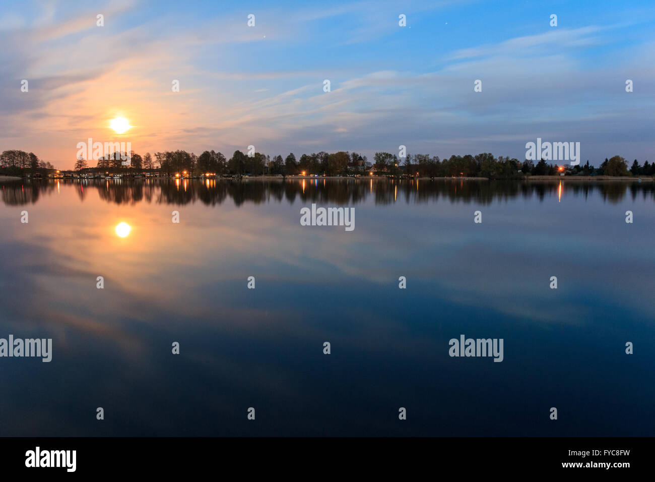 Mondschein-Spiegelung im Wasser - Landschaft in der Nacht Stockfoto