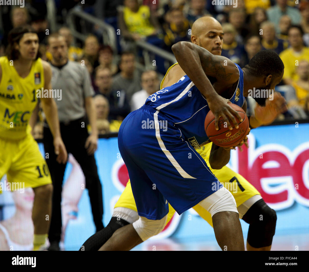 Aktion aus dem Alba Berlin V übereinstimmen Fraport Skyliners pro-Basketball am 24. April 2016 in der Mercedes-Benz Arena, Berlin Stockfoto