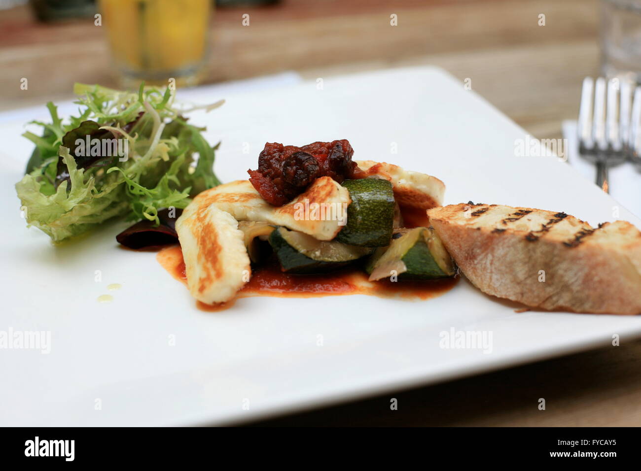Vegetarische Vorspeise essen, griechisches Essen Halloumi, gebratenes Gemüse und knusprigem Brot auf weißen Teller Stockfoto