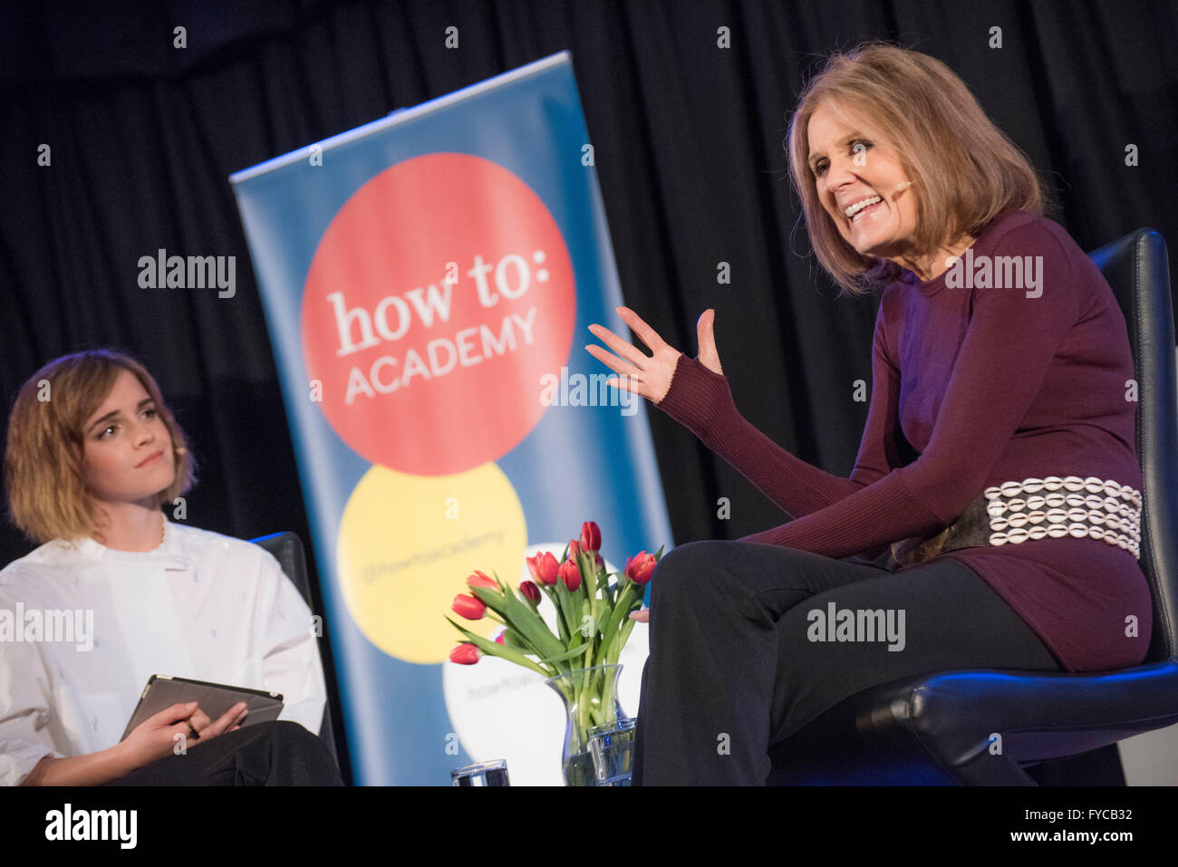 Emma Watson trifft Gloria Steinem.  Emma Watson ist ein Schauspieler am bekanntesten für ihre Darstellung der Hermine Granger in den acht Harry-Potter-Filmen. Neben ihrer Schauspielkarriere ist Emma globale Botschafterin für UN WOMEN, Förderung der Gleichstellung der Geschlechter und Ermächtigung der Frauen.  Gloria Steinem ist Schriftsteller, Dozent, Redakteur und feministische Aktivistin. Sie gründete Frau Magazine und blieb einer der Redakteure seit fünfzehn Jahren auch helfende New York Magazin zu finden.   Die beiden diskutierten über die Zukunft von Feminismus und was das bedeutete heute. Watson eröffnet über ihre Unsicherheiten - zog younge Stockfoto