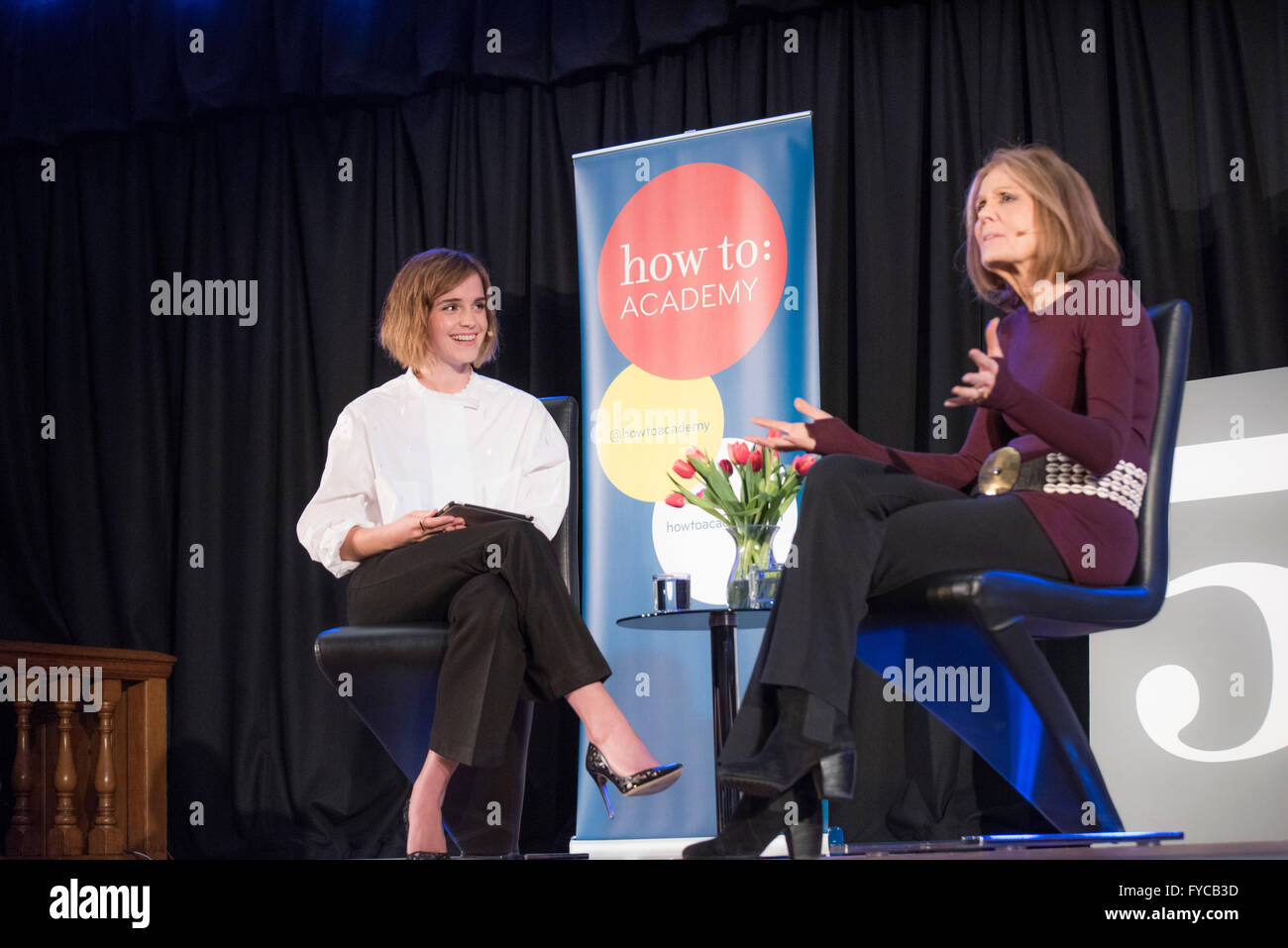 Emma Watson trifft Gloria Steinem.  Emma Watson ist ein Schauspieler am bekanntesten für ihre Darstellung der Hermine Granger in den acht Harry-Potter-Filmen. Neben ihrer Schauspielkarriere ist Emma globale Botschafterin für UN WOMEN, Förderung der Gleichstellung der Geschlechter und Ermächtigung der Frauen.  Gloria Steinem ist Schriftsteller, Dozent, Redakteur und feministische Aktivistin. Sie gründete Frau Magazine und blieb einer der Redakteure seit fünfzehn Jahren auch helfende New York Magazin zu finden.   Die beiden diskutierten über die Zukunft von Feminismus und was das bedeutete heute. Watson eröffnet über ihre Unsicherheiten - zog younge Stockfoto