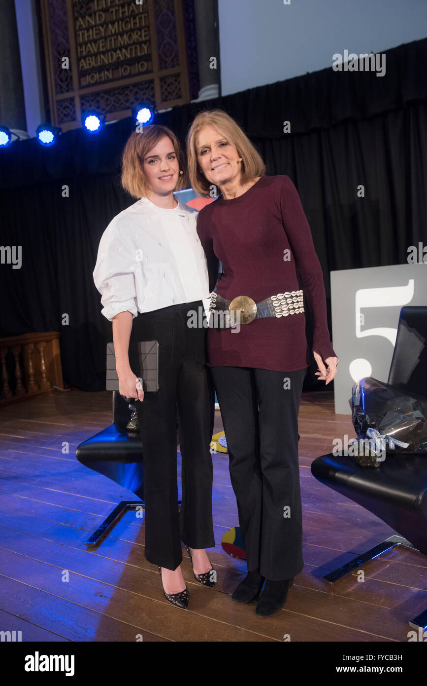 Emma Watson trifft Gloria Steinem.  Emma Watson ist ein Schauspieler am bekanntesten für ihre Darstellung der Hermine Granger in den acht Harry-Potter-Filmen. Neben ihrer Schauspielkarriere ist Emma globale Botschafterin für UN WOMEN, Förderung der Gleichstellung der Geschlechter und Ermächtigung der Frauen.  Gloria Steinem ist Schriftsteller, Dozent, Redakteur und feministische Aktivistin. Sie gründete Frau Magazine und blieb einer der Redakteure seit fünfzehn Jahren auch helfende New York Magazin zu finden.   Die beiden diskutierten über die Zukunft von Feminismus und was das bedeutete heute. Watson eröffnet über ihre Unsicherheiten - zog younge Stockfoto