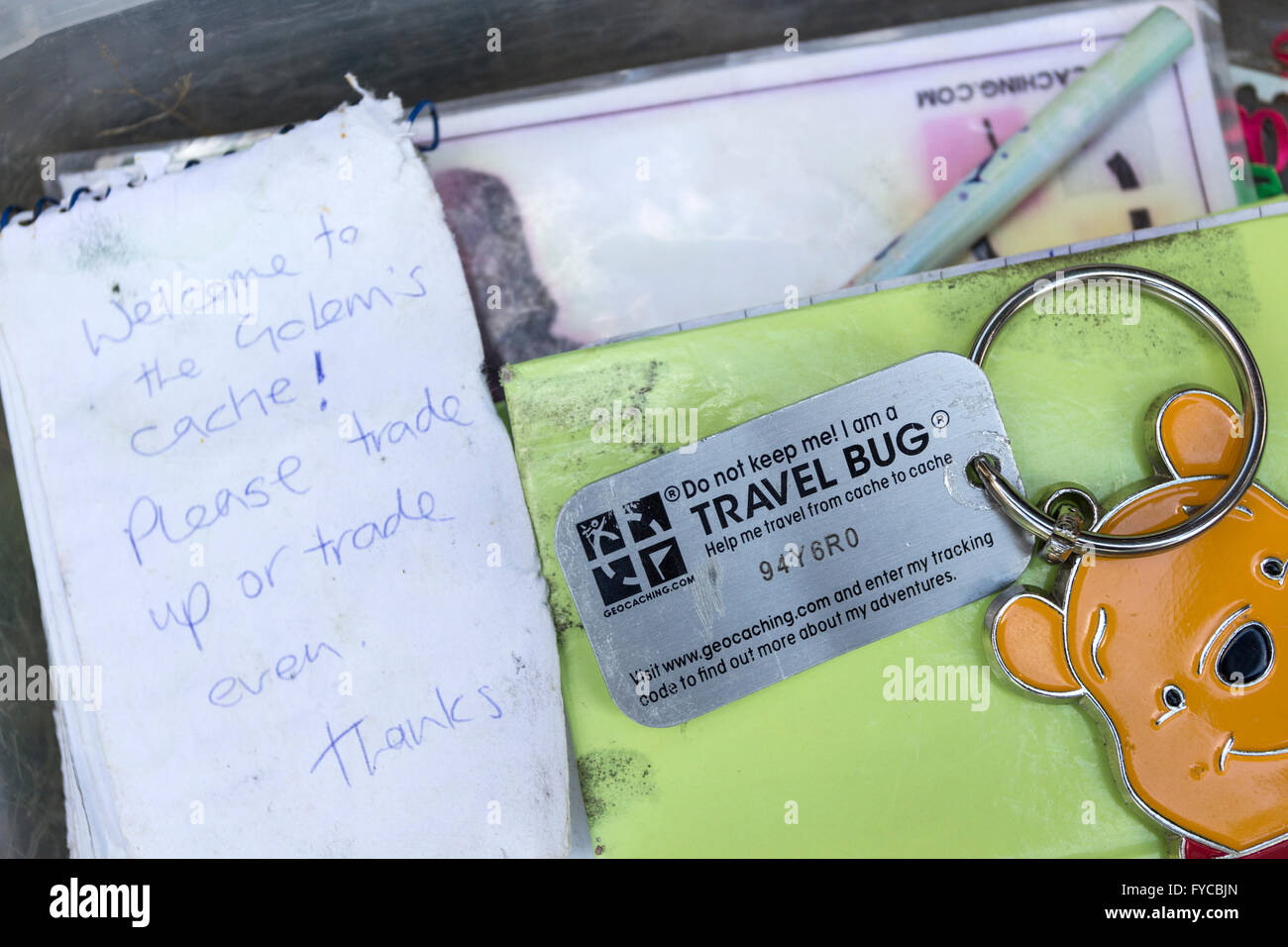 Inhalt von einem Geocache enthält ein Objekt bekannt, wie ein Travel Bug die Cache-Cache auf der ganzen Welt bewegt wird. Stockfoto