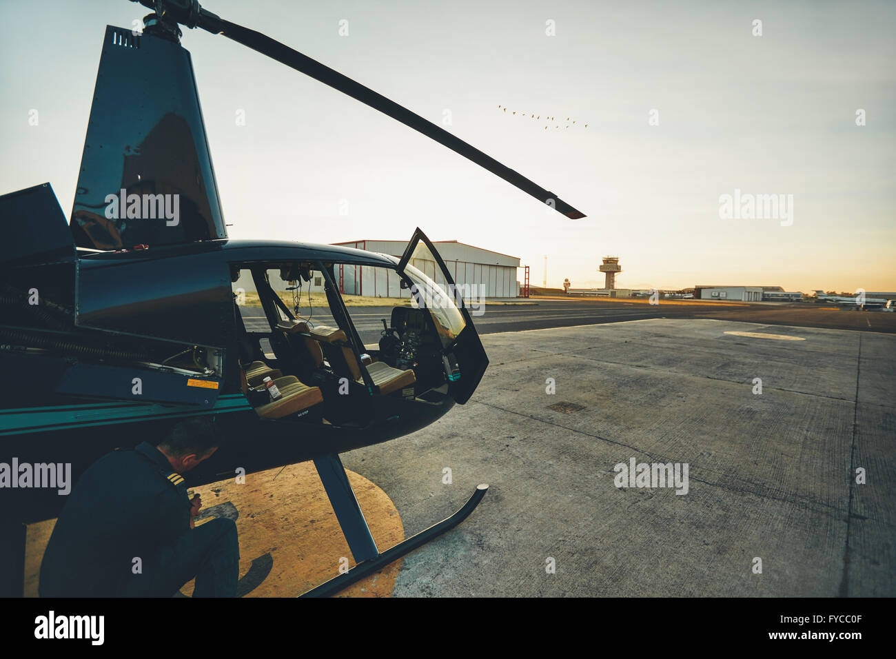 Piloten, die den Zustand der Hubschrauber vor abhaken. Pilot Pre Flugvermessung zu tun. Stockfoto