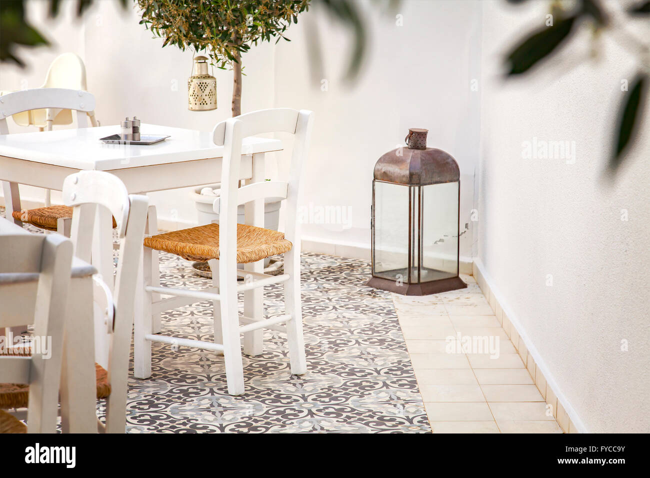Bild von einem griechischen romantischen überdachten Innenhof. Stockfoto