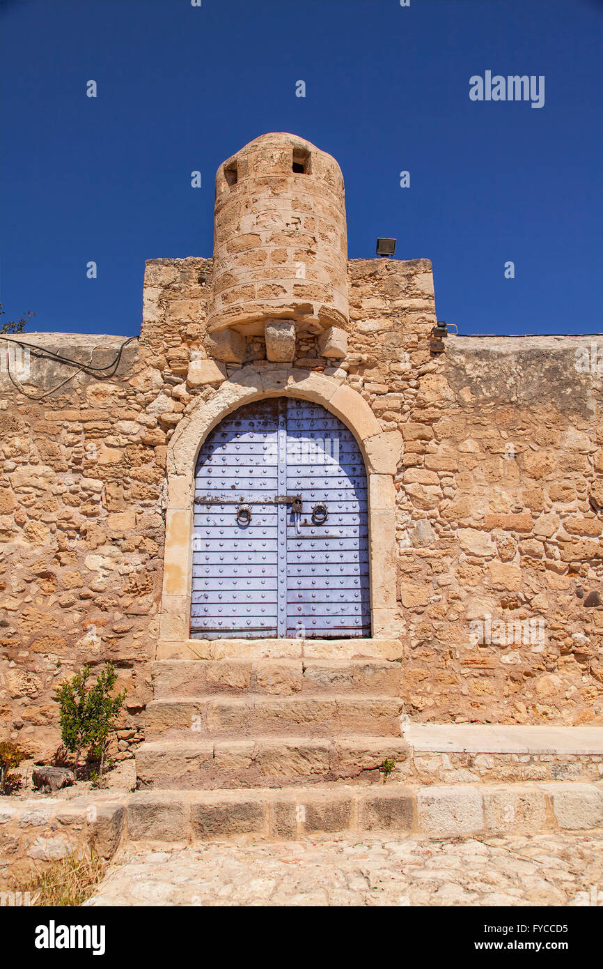Bild der blaue Eingangstür zur venezianischen Burg in Sitia Crete. Stockfoto