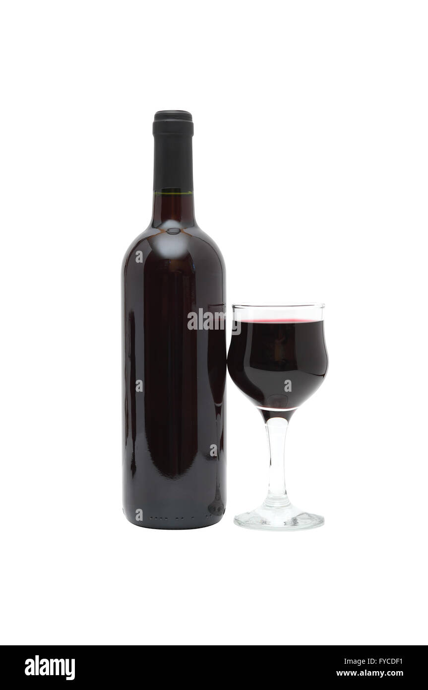 Eine Flasche Rotwein in der Nähe von Weinglas auf weißem Hintergrund. Isoliert mit Beschneidungspfad Stockfoto