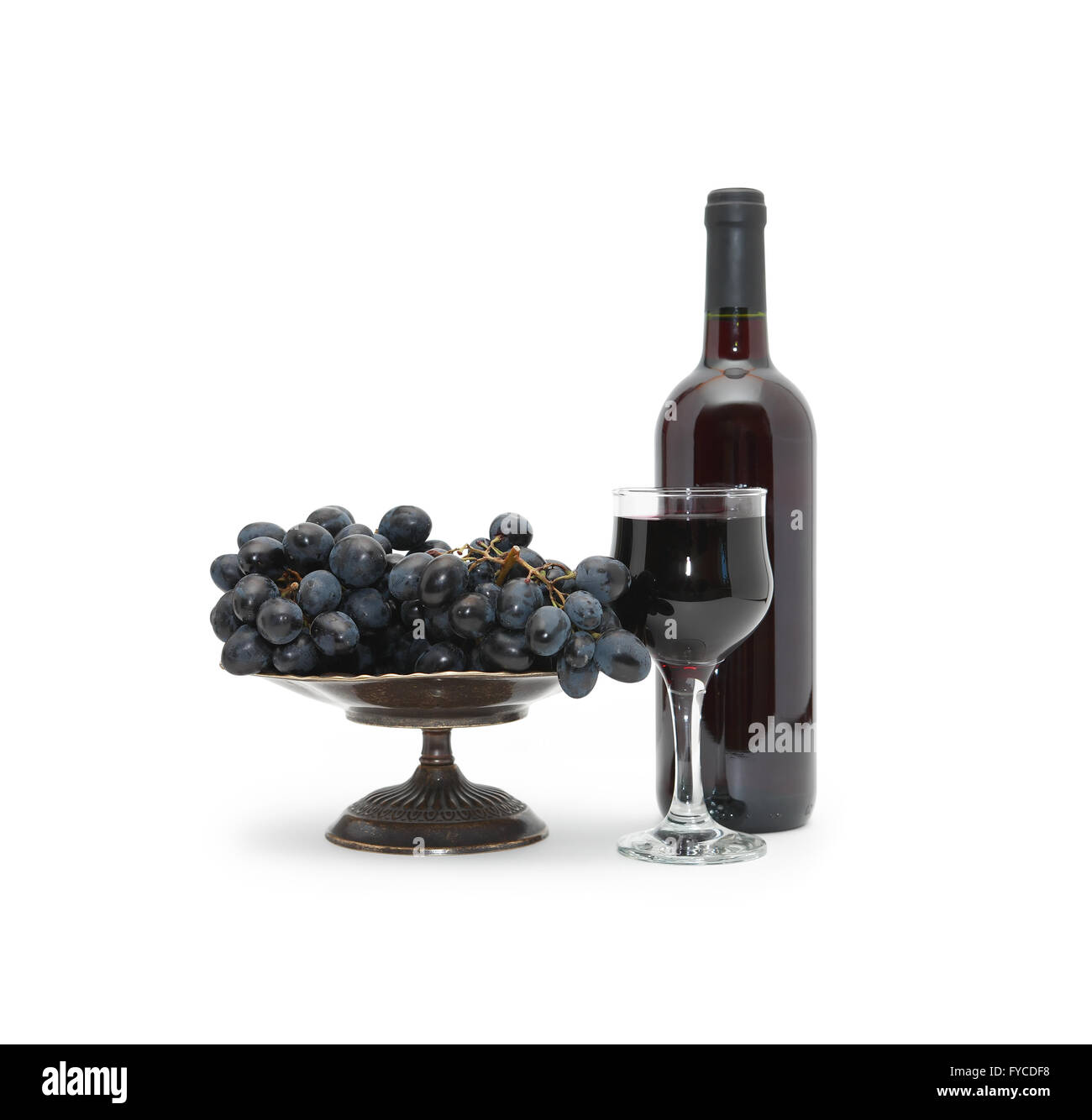 Stilleben mit Flasche Rotwein in der Nähe von Weinglas und Traube in Schüssel geben. Clipping-Pfad ist im Preis inbegriffen Stockfoto