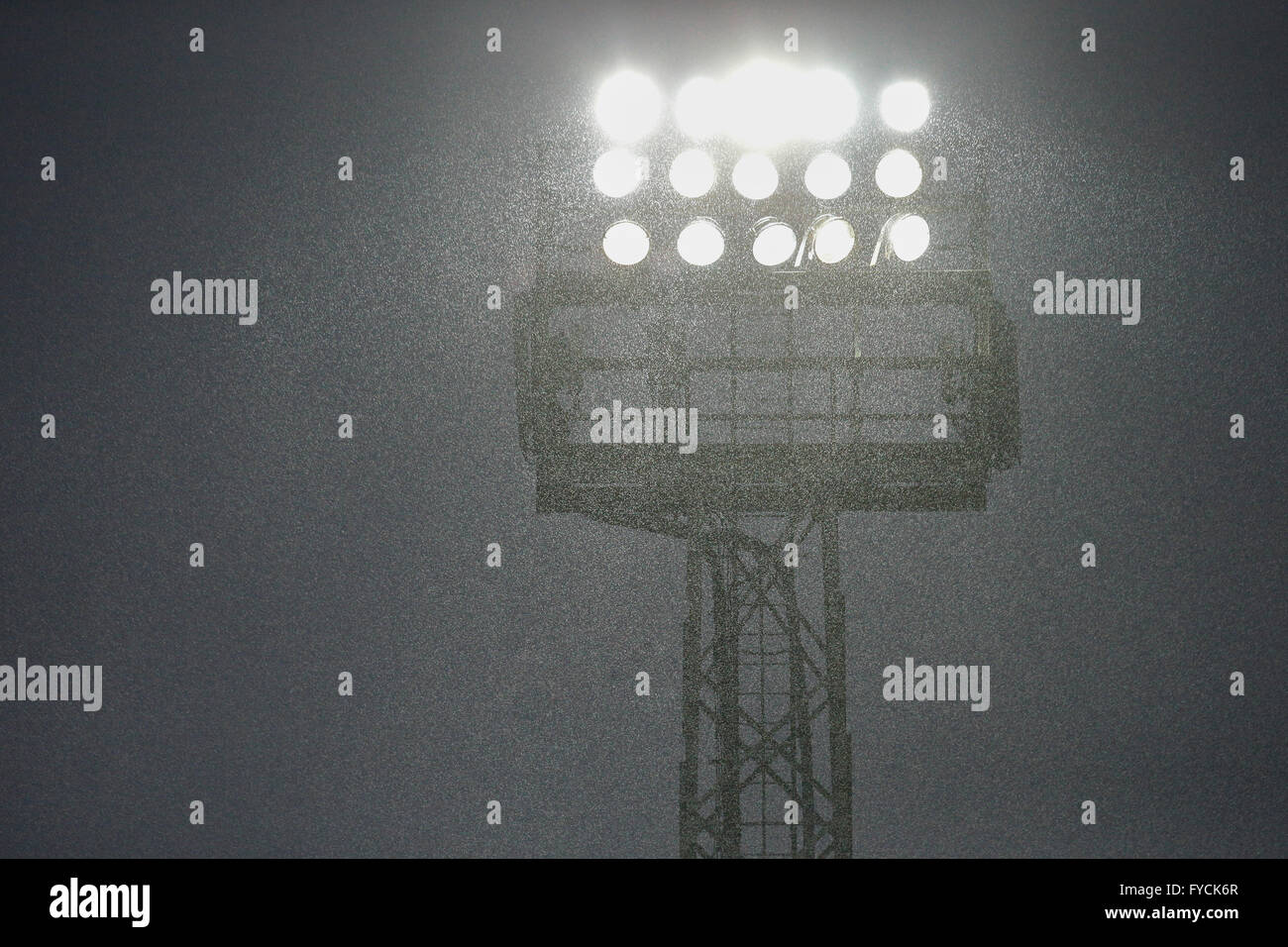 Scheinwerfer leuchten durch den Regen, Hohe Warte-Stadion, Wien, Österreich  Stockfotografie - Alamy