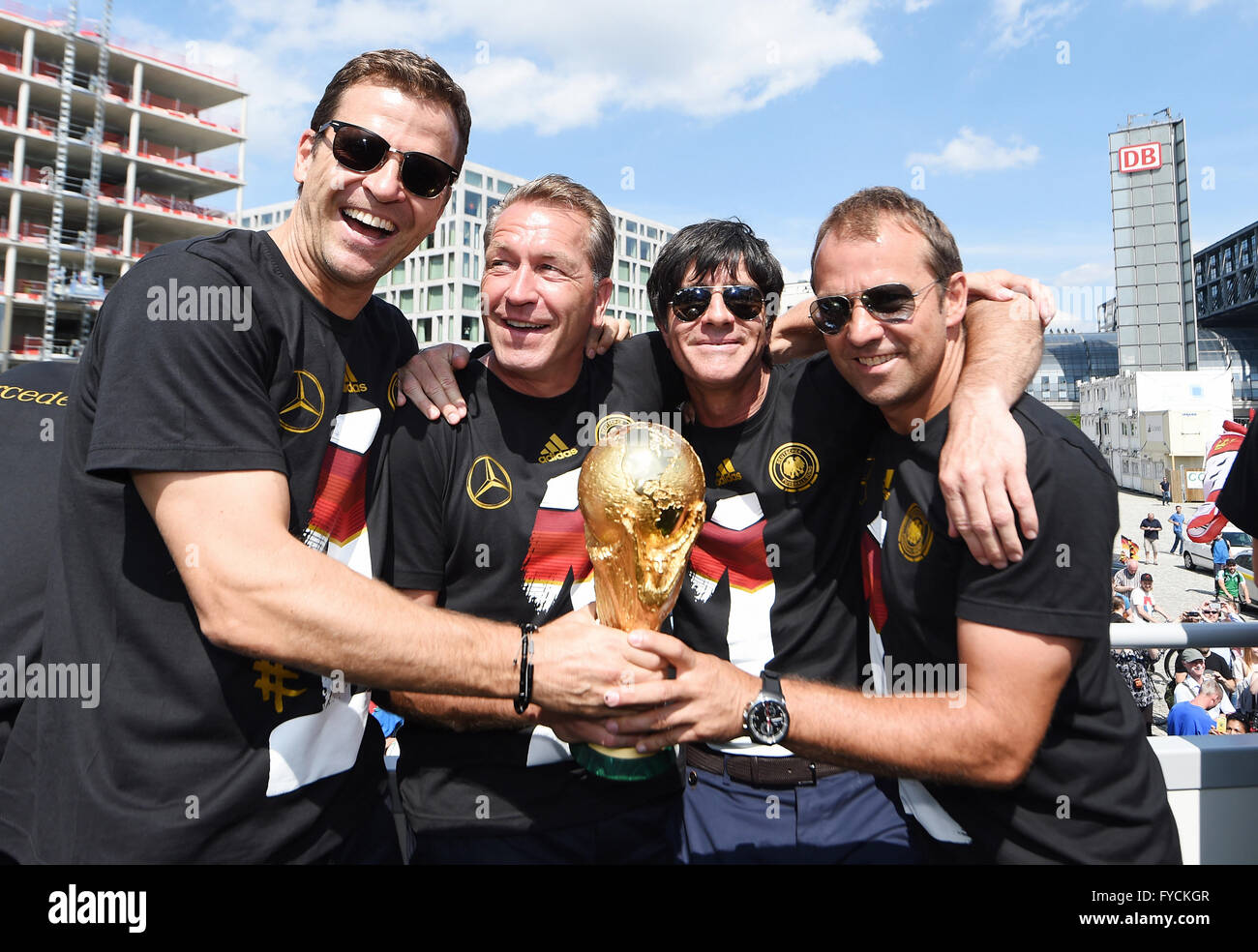 Reiten auf einem LKW, Empfang der deutschen Nationalmannschaft nach ihrem Sieg bei der FIFA WM 2014, Fan-Party in der Stockfoto