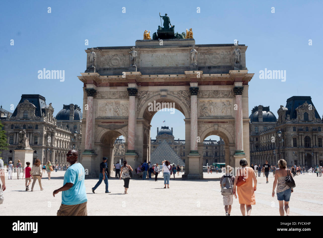 Mitglieder der Öffentlichkeit zu Fuß weiter zu bemerkenswerten Gebäude wo gelegen ist das Louvre-Museum. Paris. Frankreich.  PIC Pako Mera Stockfoto