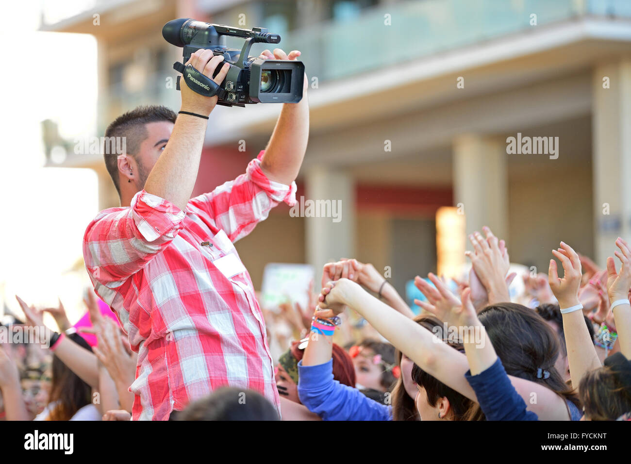 BARCELONA - Mai 23: Ein video-Reporter Aufnahme an die Fans auf die Primavera Pop Festival von Badalona. Stockfoto