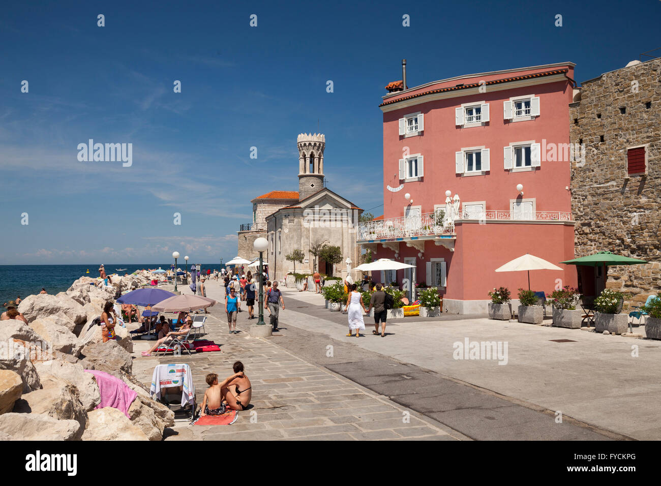 Uferpromenade mit St Clement oder Kirche Our Lady of Health und Leuchtturm, Piran, Istrien, Slowenien Stockfoto