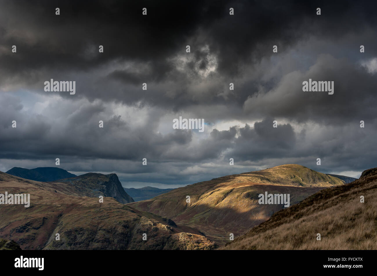 Stürmische Beleuchtung auf Fleetwith Hecht und Dale Head in The Lake District Stockfoto
