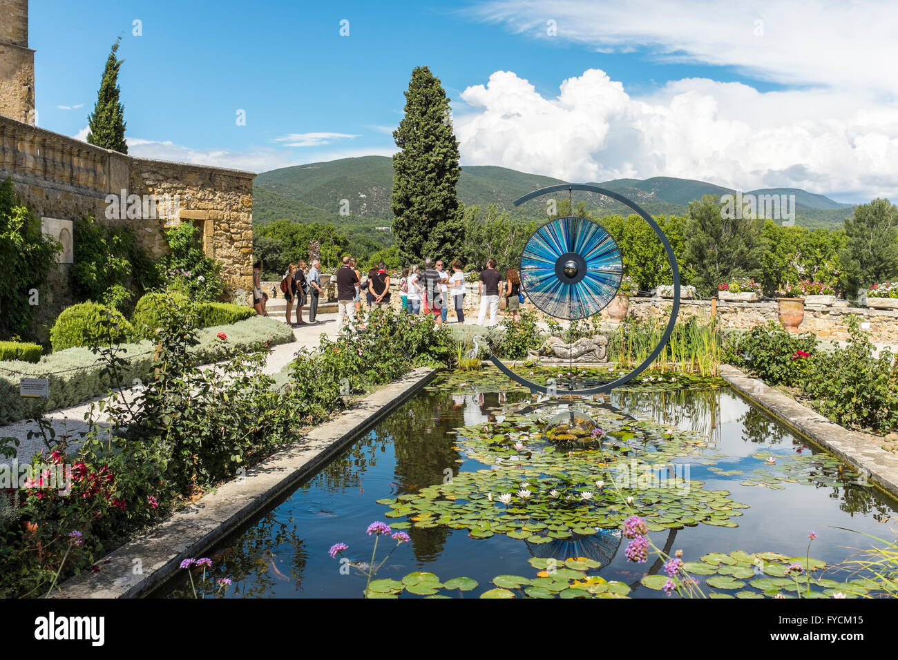 Teich und Skulptur auf dem Boden von Lourmarin Burg, Luberon, Vaucluse, Provence-Alpes-Côte d ' Azur, Frankreich Stockfoto