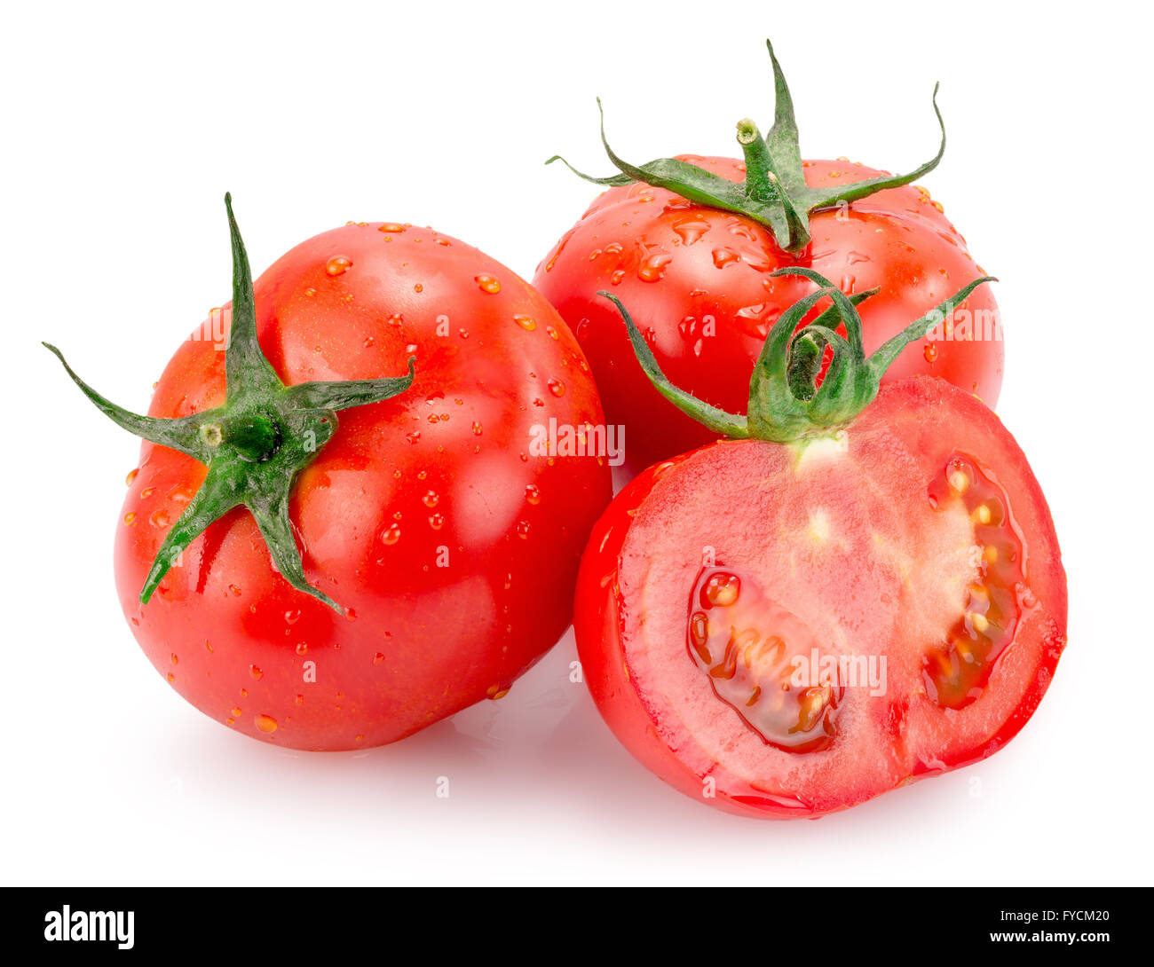 Tomaten mit Wassertropfen auf dem weißen Hintergrund isoliert. Stockfoto