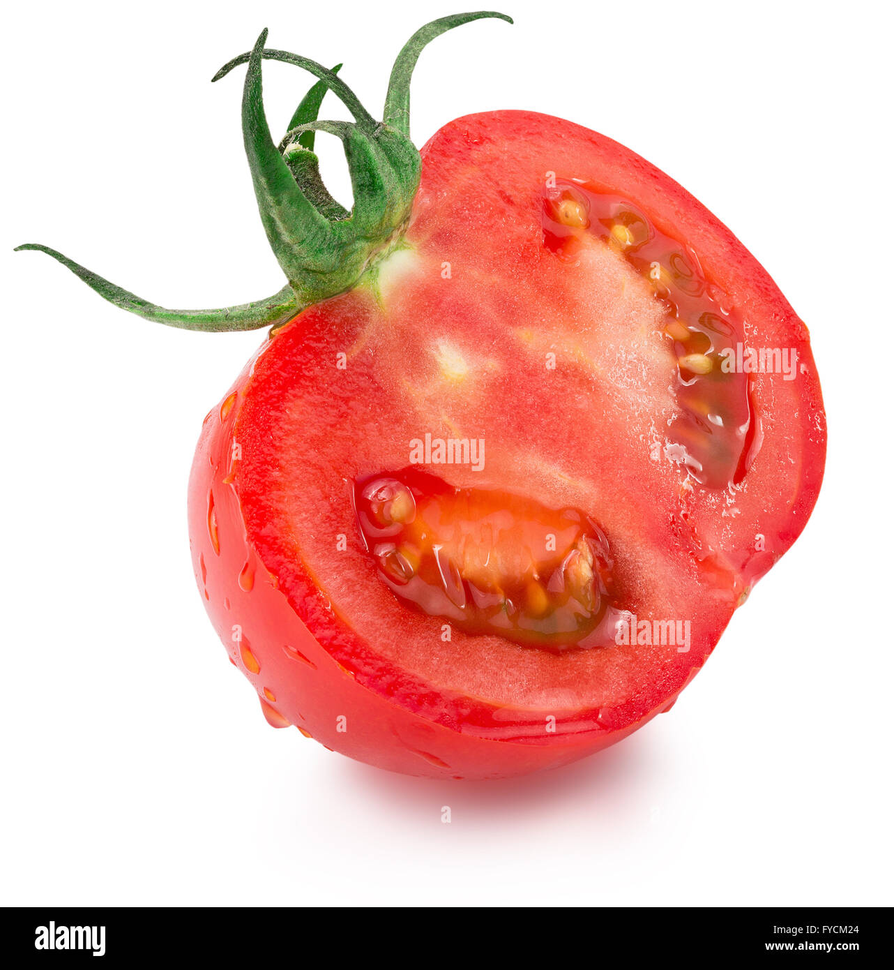die Hälfte der Tomaten mit Wassertropfen auf dem weißen Hintergrund isoliert. Stockfoto