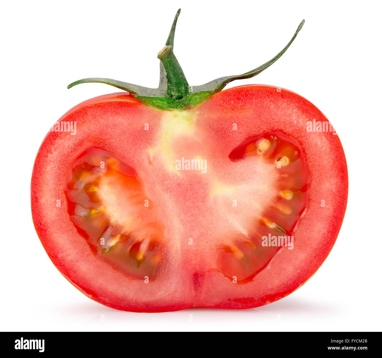 die Hälfte der Tomaten mit Wassertropfen auf dem weißen Hintergrund isoliert. Stockfoto